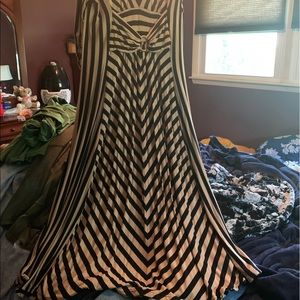 Long sleeved dress with center gold buckle.